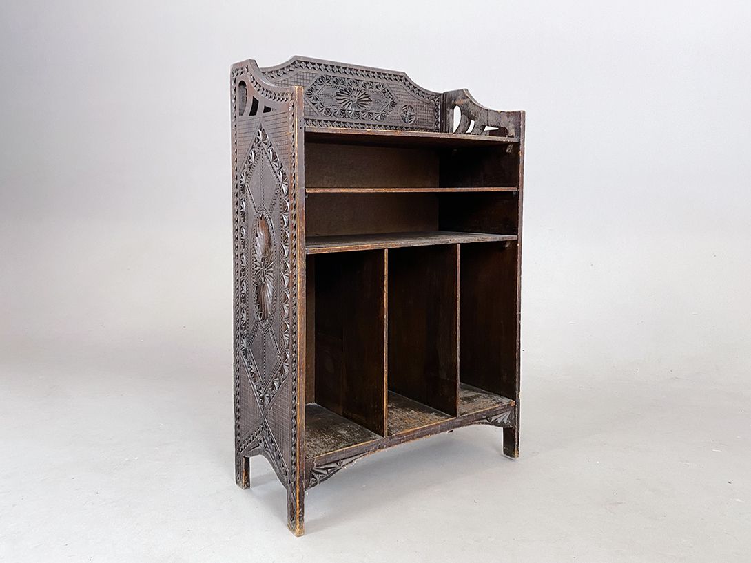 Foto Antique Wooden Shelf with Carvings h86
