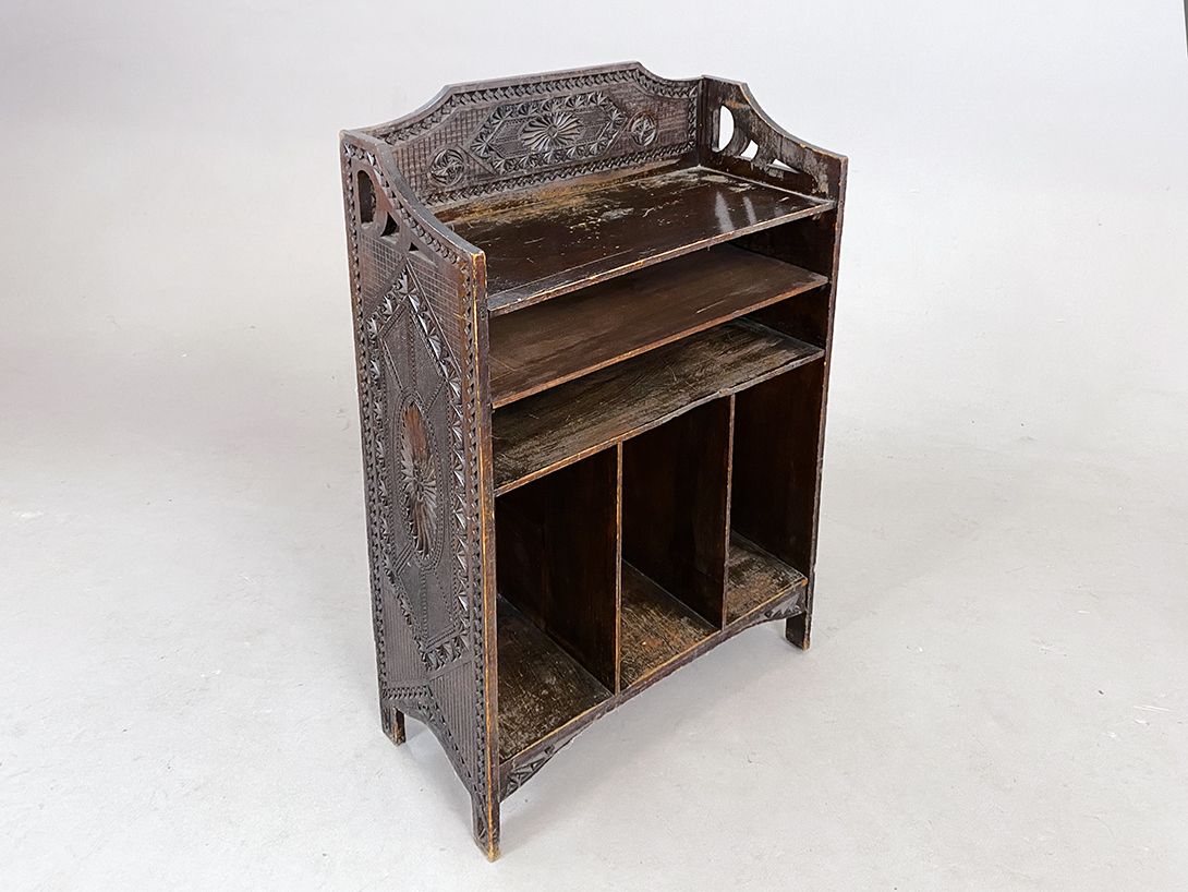Foto Antique Wooden Shelf with Carvings h86