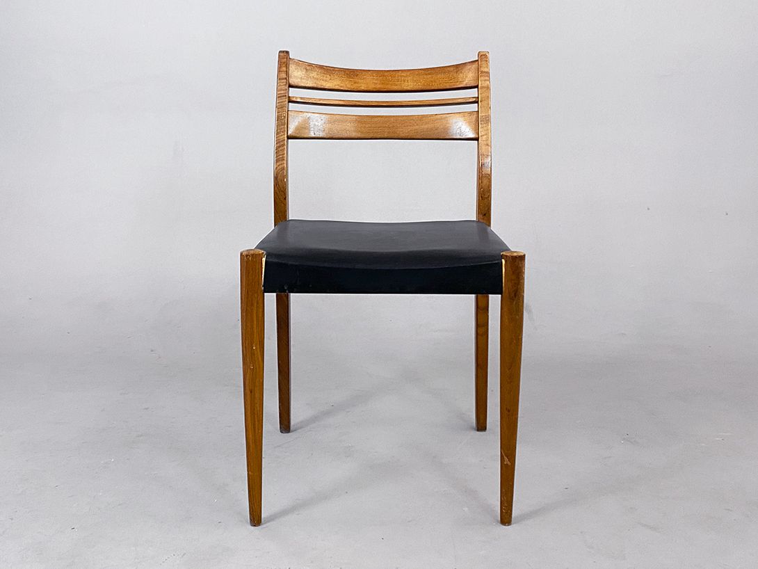 Foto Scandinavian Wooden Chair with Black Leather Seating