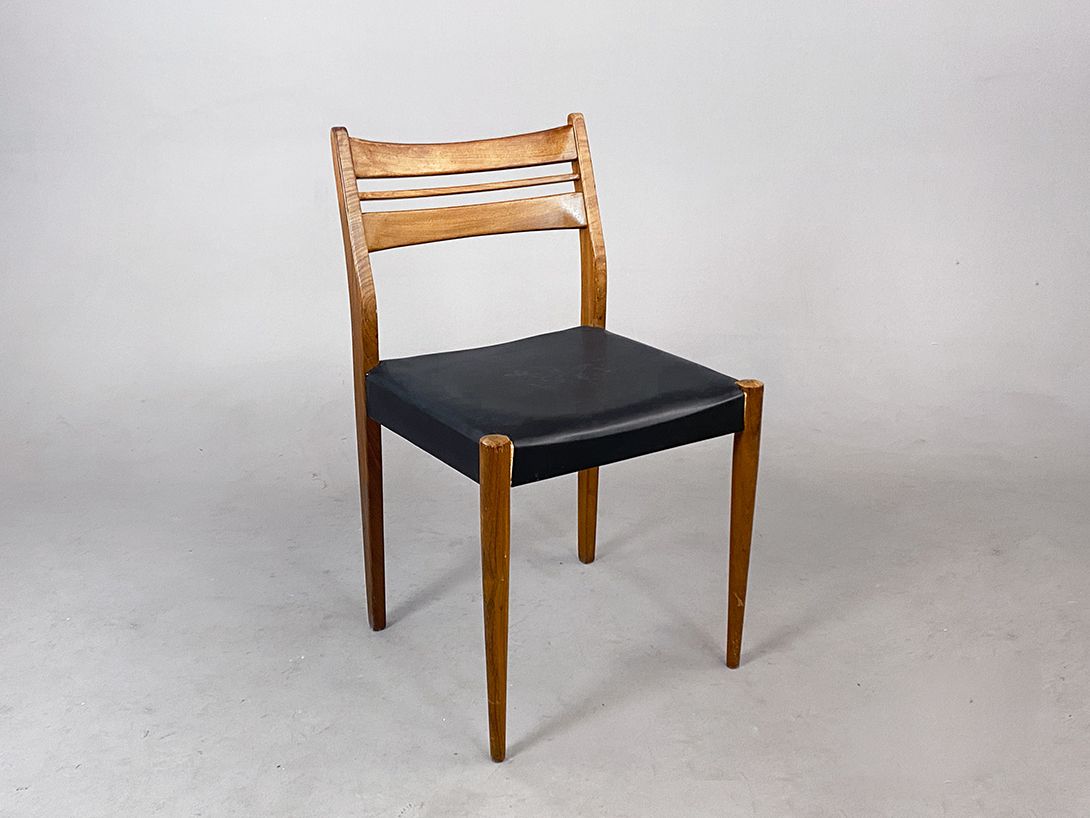 Foto Scandinavian Wooden Chair with Black Leather Seating