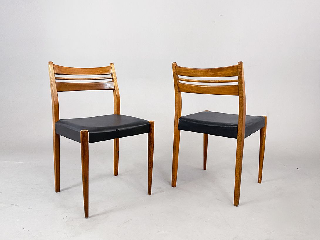 Foto Scandinavian Wooden Chair with Black Leather Seating