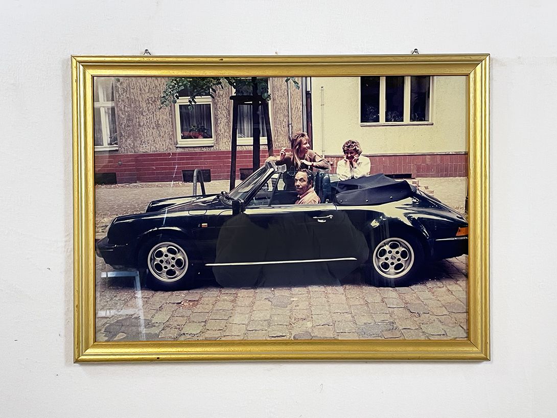 Foto Photography of People Posing with a Car h57 22E19