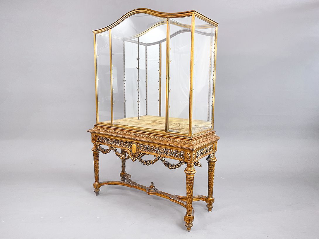 Foto Golden Mirrored Showcase with Ornate Legs and Large Doors h209