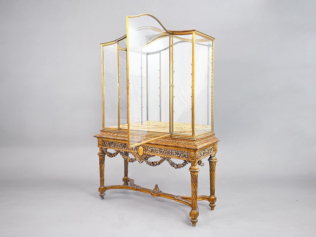 Foto Golden Mirrored Showcase with Ornate Legs and Large Doors h209