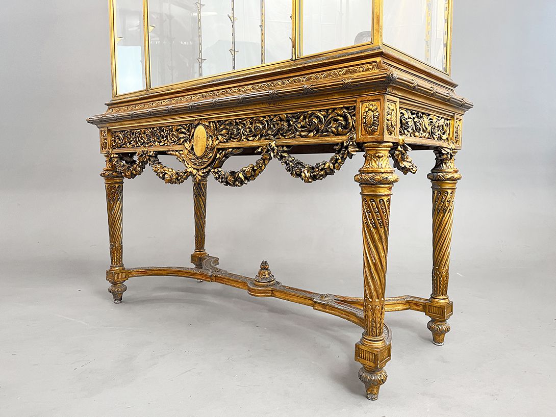 Foto Golden Mirrored Showcase with Ornate Legs and Large Doors h209