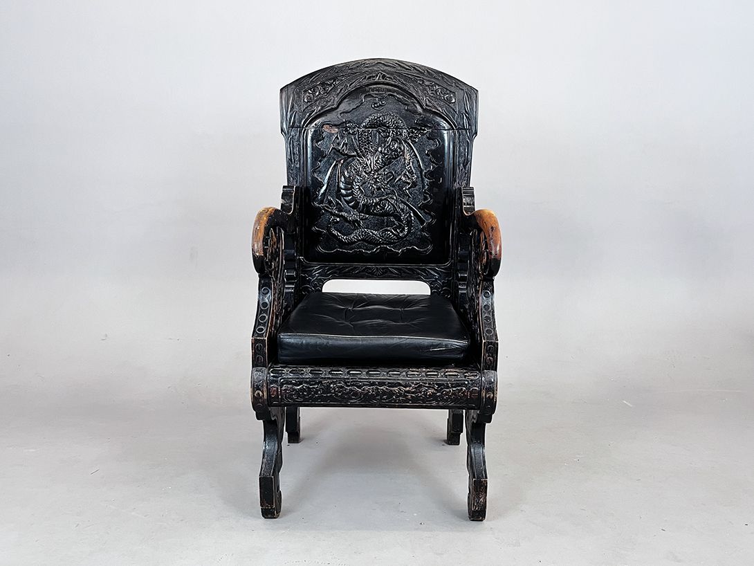 Foto Carved Massive Wooden Arcmhair with Leather Upholstery