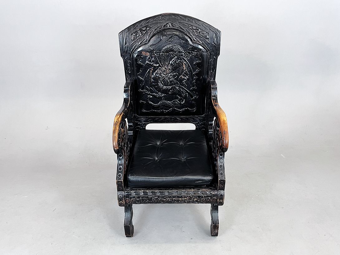 Foto Carved Massive Wooden Arcmhair with Leather Upholstery