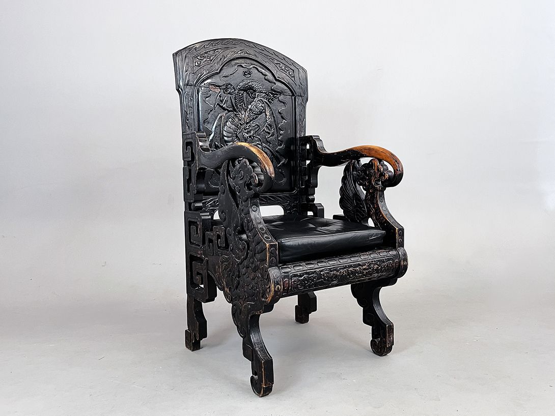 Foto Carved Massive Wooden Arcmhair with Leather Upholstery