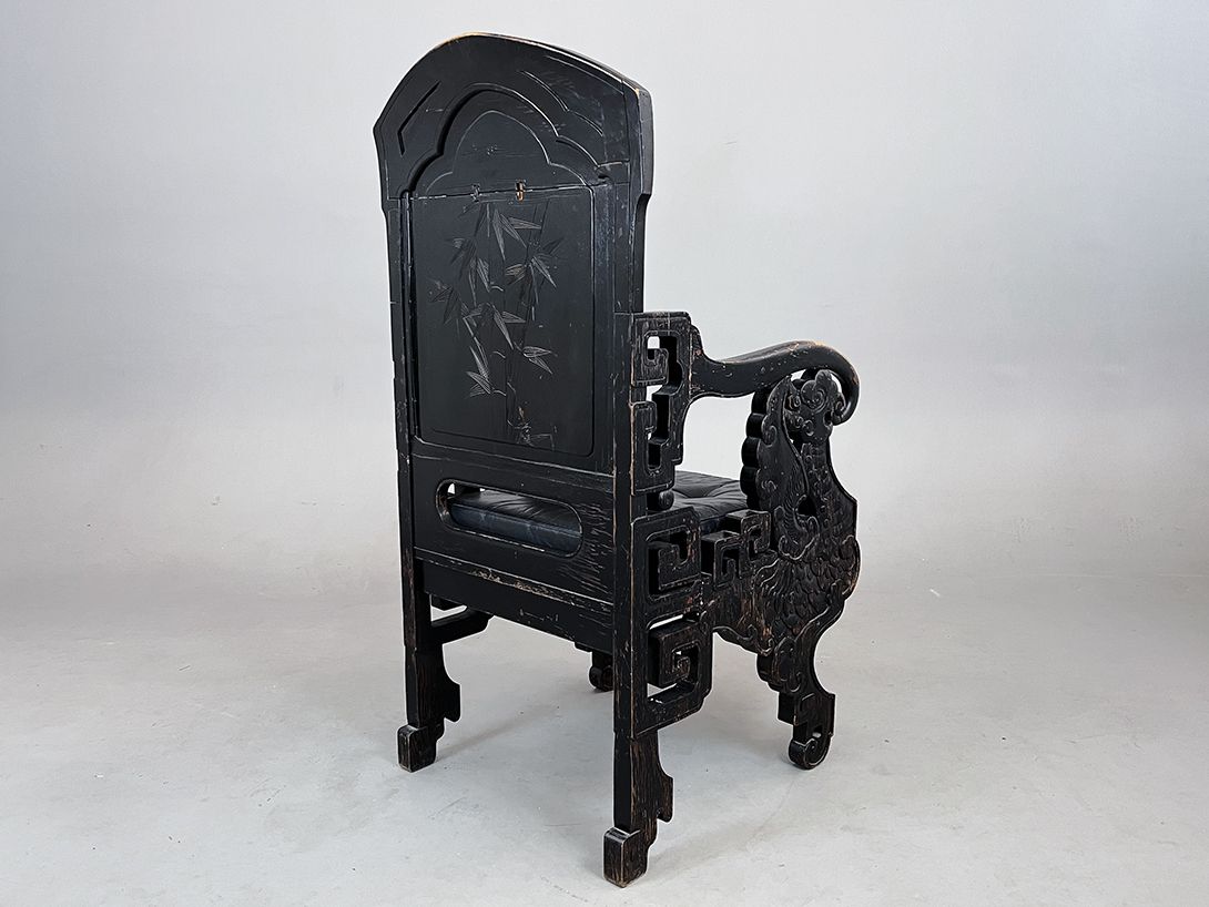 Foto Carved Massive Wooden Arcmhair with Leather Upholstery