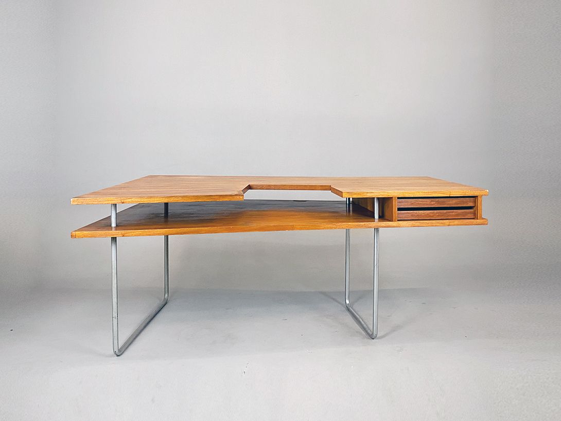 Foto Impressive Asymmetrical Teak Office Desk with Handy Compartments h78x200x100
