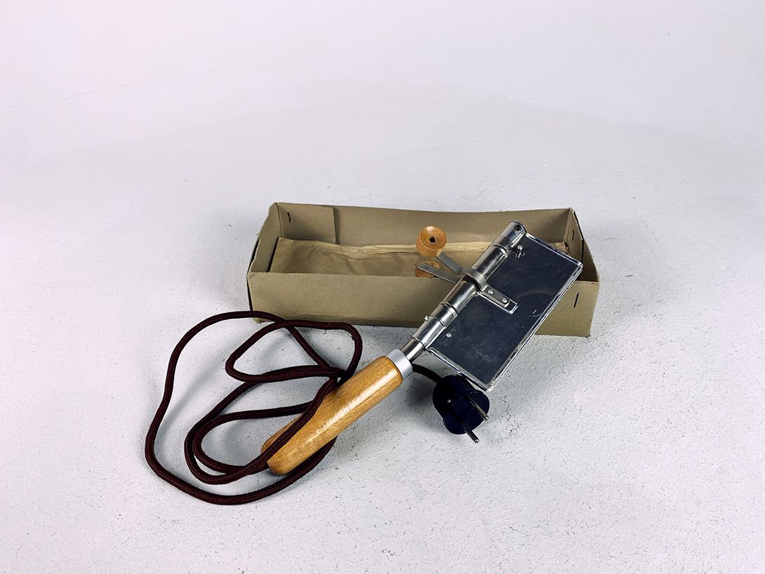 Foto German Electric and Handy Iron &#8220;Hosenfaltenbügler&#8221;, 1930s