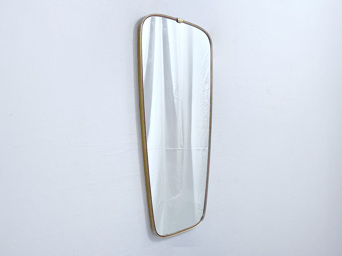 Foto Brass Wall Mirror with Red Detail, 1950s 78&#215;38