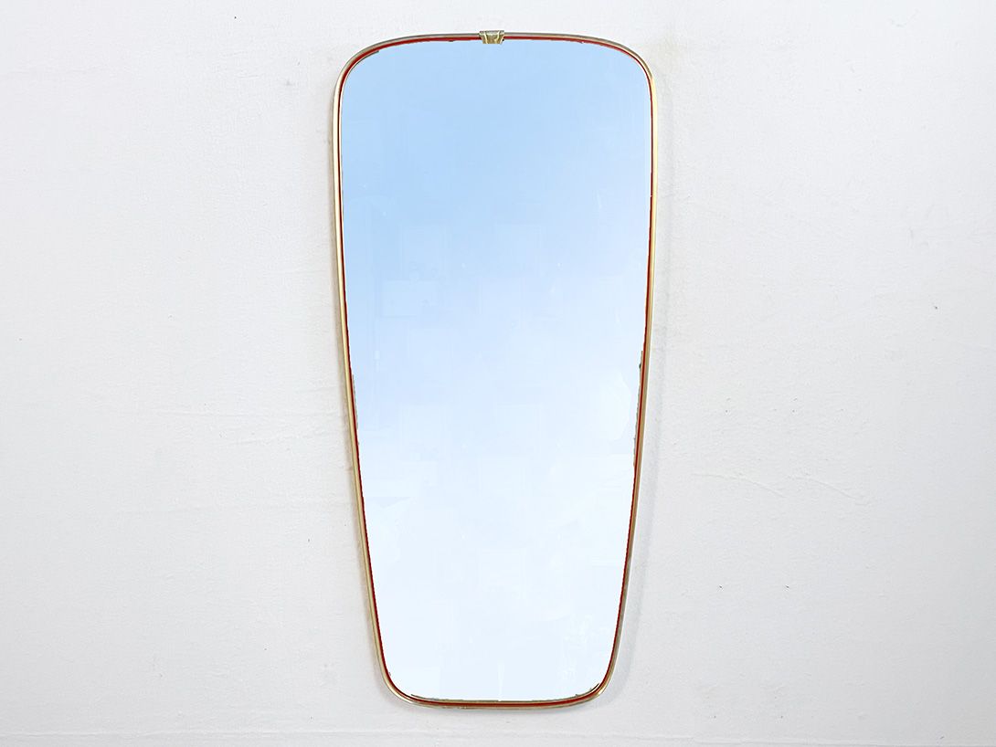 Foto Brass Wall Mirror with Red Detail, 1950s 78&#215;38