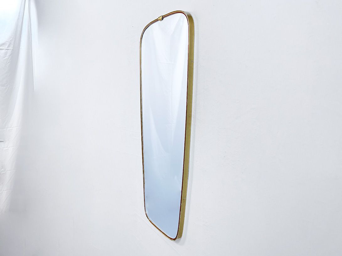 Foto Brass Wall Mirror with Red Detail, 1950s 78&#215;38