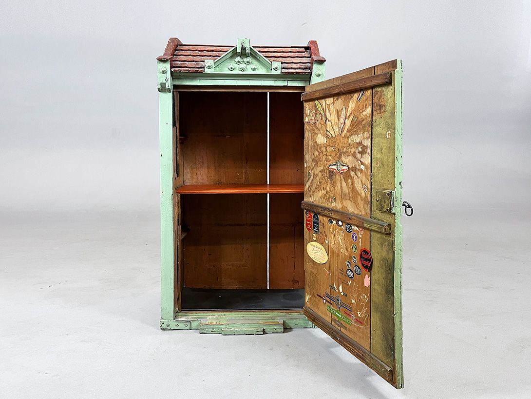 Foto Wall Cabinet disguised as Dollhouse h76