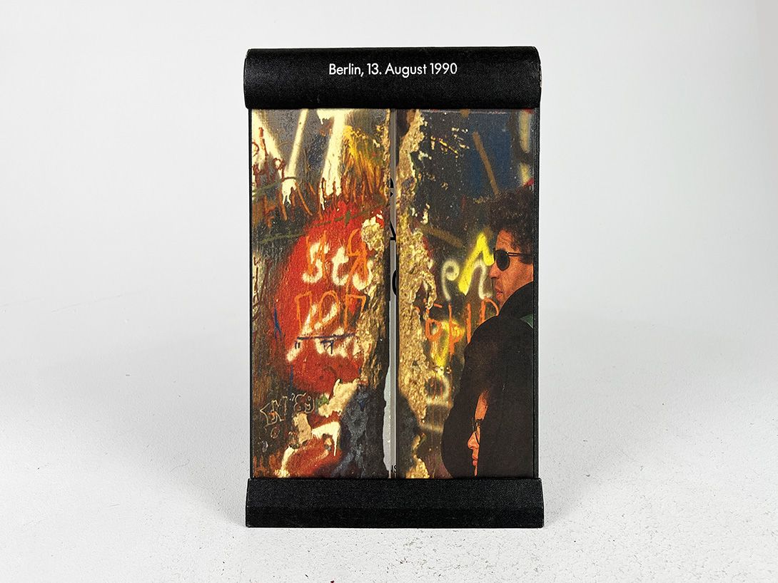 Foto Book disguised as Berlin Wall, August 13th h32x22x5