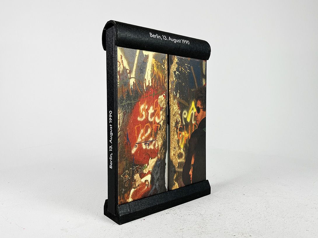 Foto Book disguised as Berlin Wall, August 13th h32x22x5