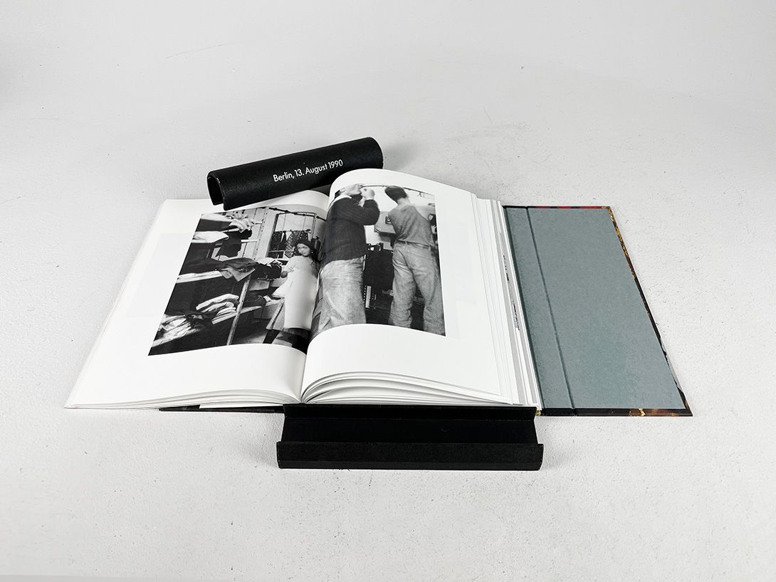 Foto Book disguised as Berlin Wall, August 13th h32x22x5
