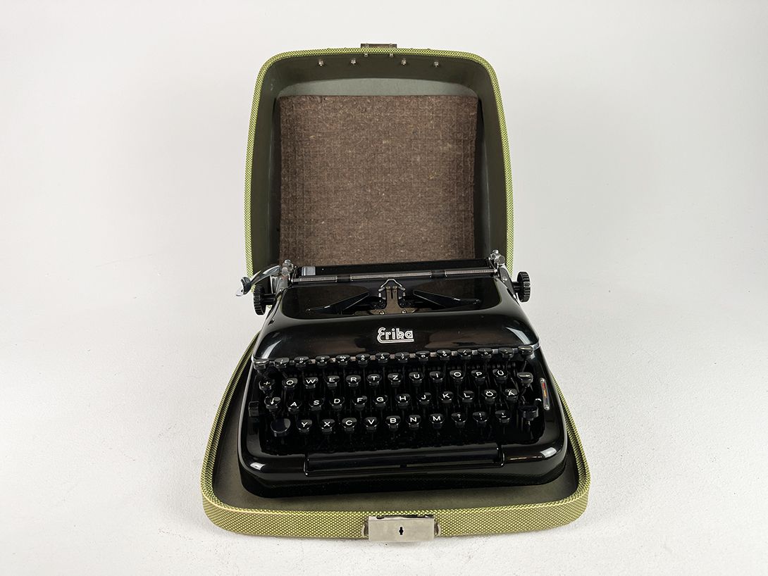 Foto Lovely Portable Erika Typewriter in Green and Black h16x37x40