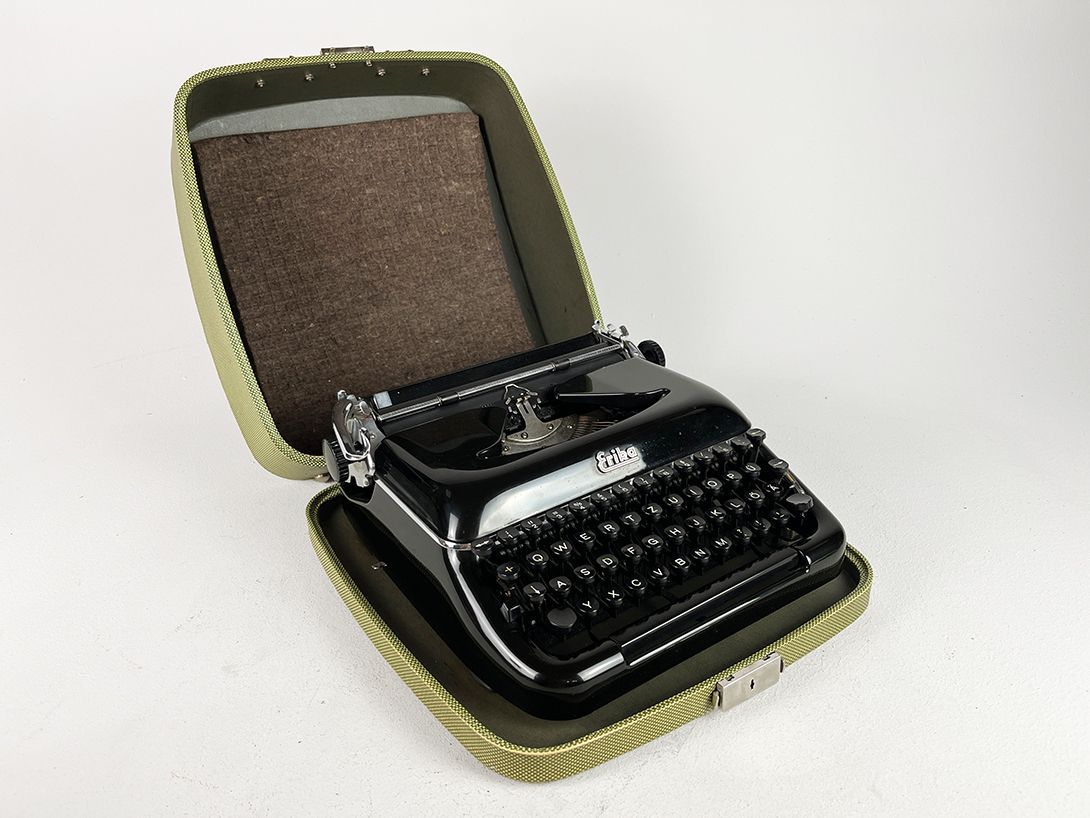 Foto Lovely Portable Erika Typewriter in Green and Black h16x37x40