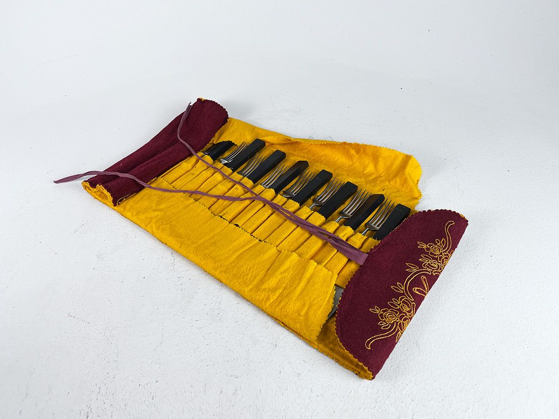 Foto Cutlery Set wrapped in luxurious Fabric