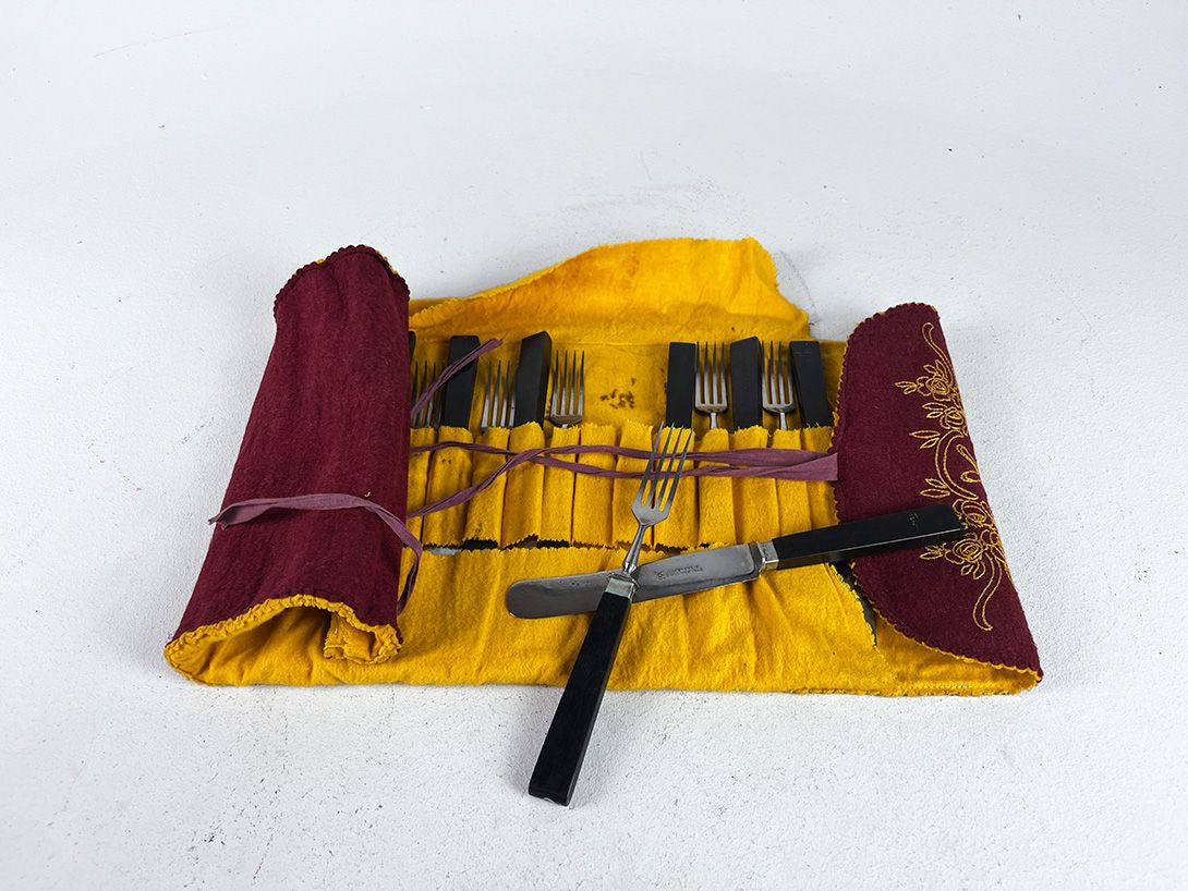 Foto Cutlery Set wrapped in luxurious Fabric