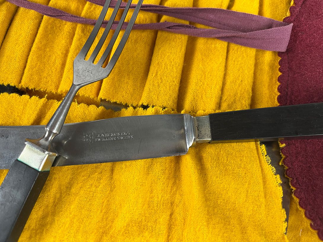 Foto Cutlery Set wrapped in luxurious Fabric