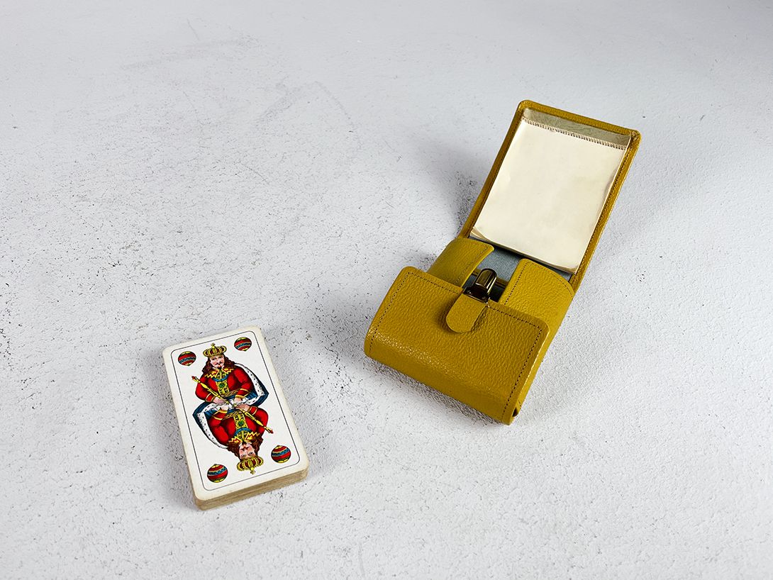 Foto Set of Playing Cards wit Case h11x9x4