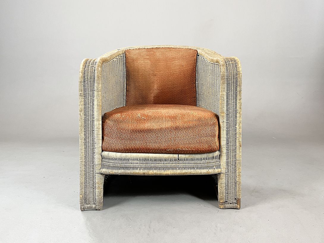 Foto Rocked Down Wicker Armchair with Peach Upholstery