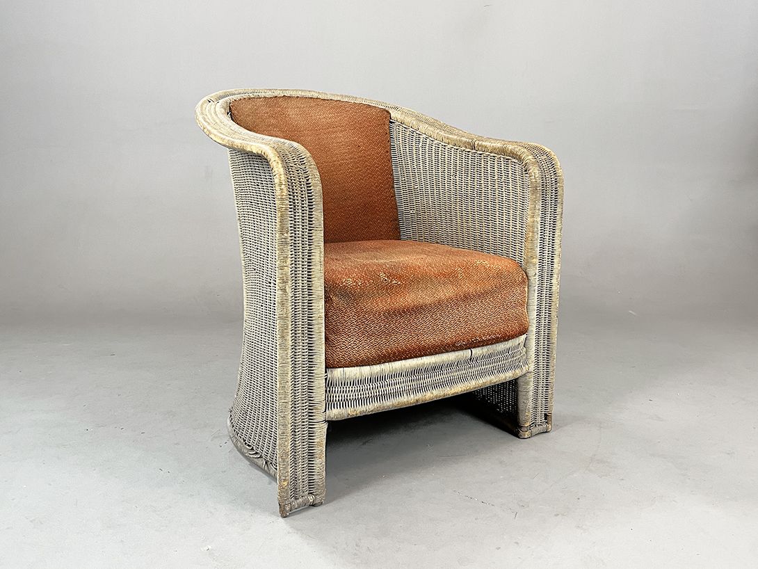Foto Rocked Down Wicker Armchair with Peach Upholstery
