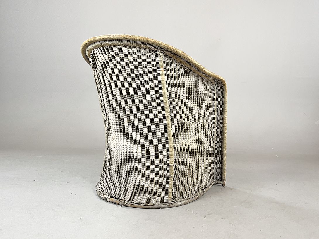 Foto Rocked Down Wicker Armchair with Peach Upholstery