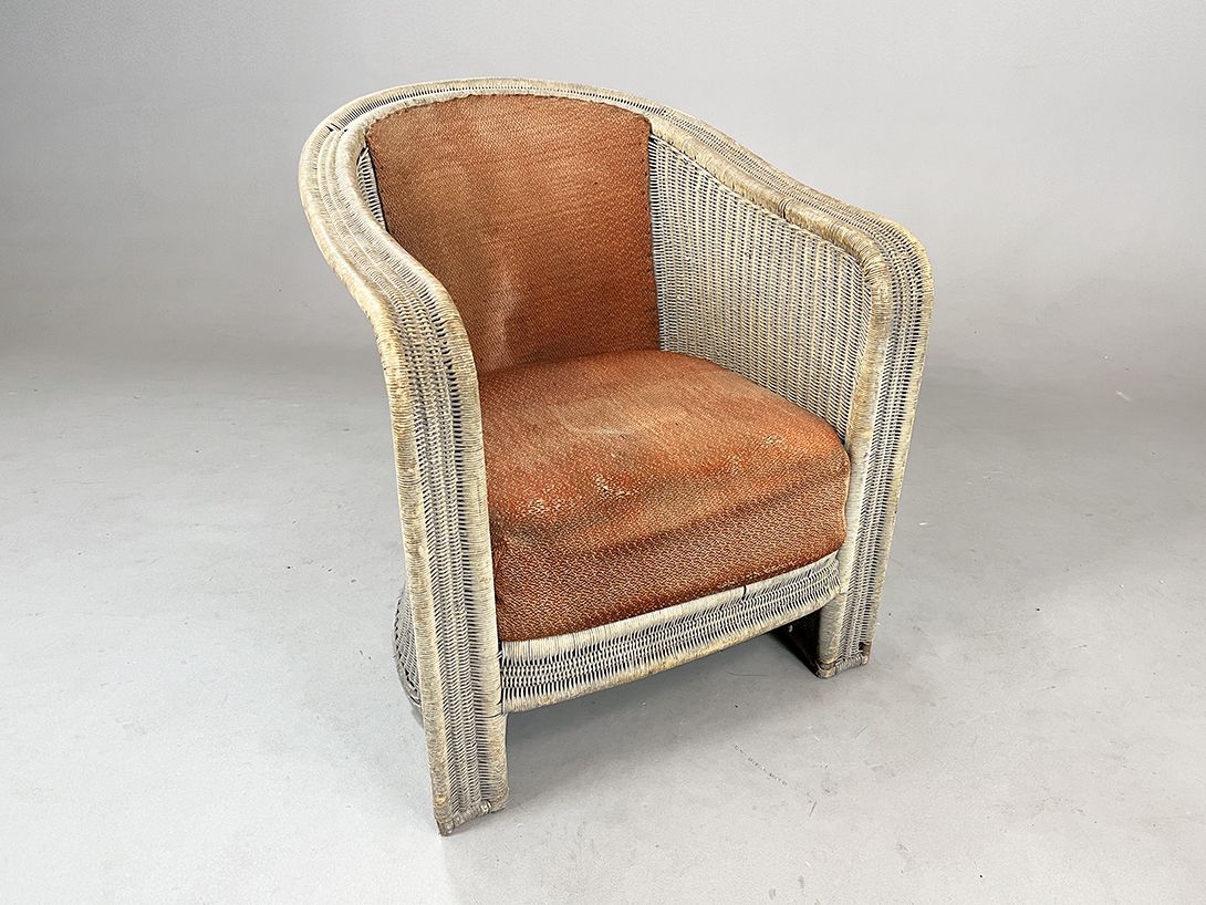 Foto Rocked Down Wicker Armchair with Peach Upholstery