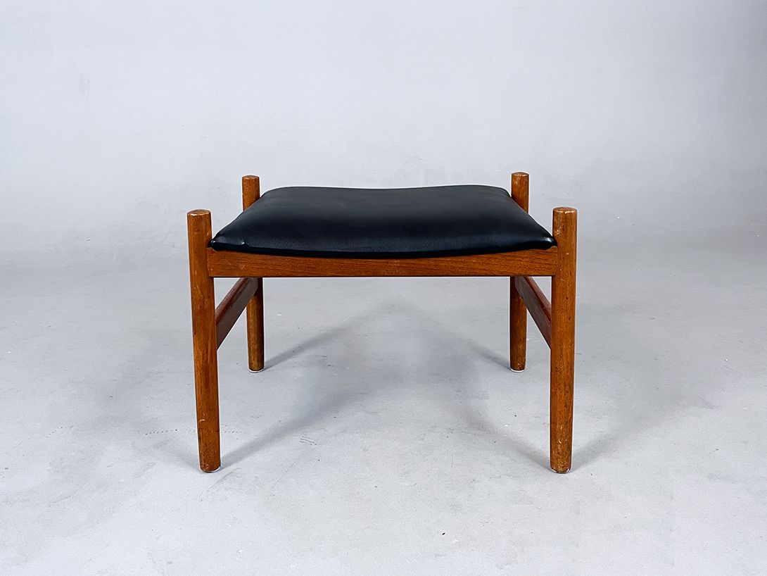 Foto Teak Wooden Stool with Black Leather Upholstery Seat h38