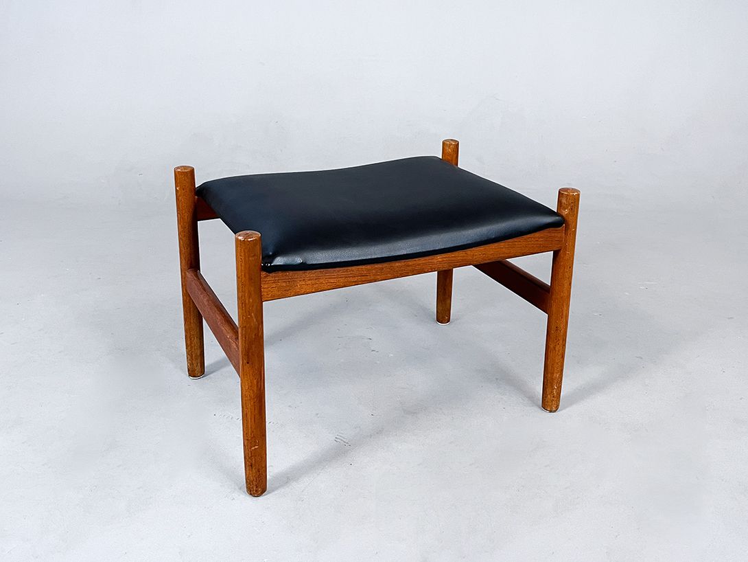 Foto Teak Wooden Stool with Black Leather Upholstery Seat h38