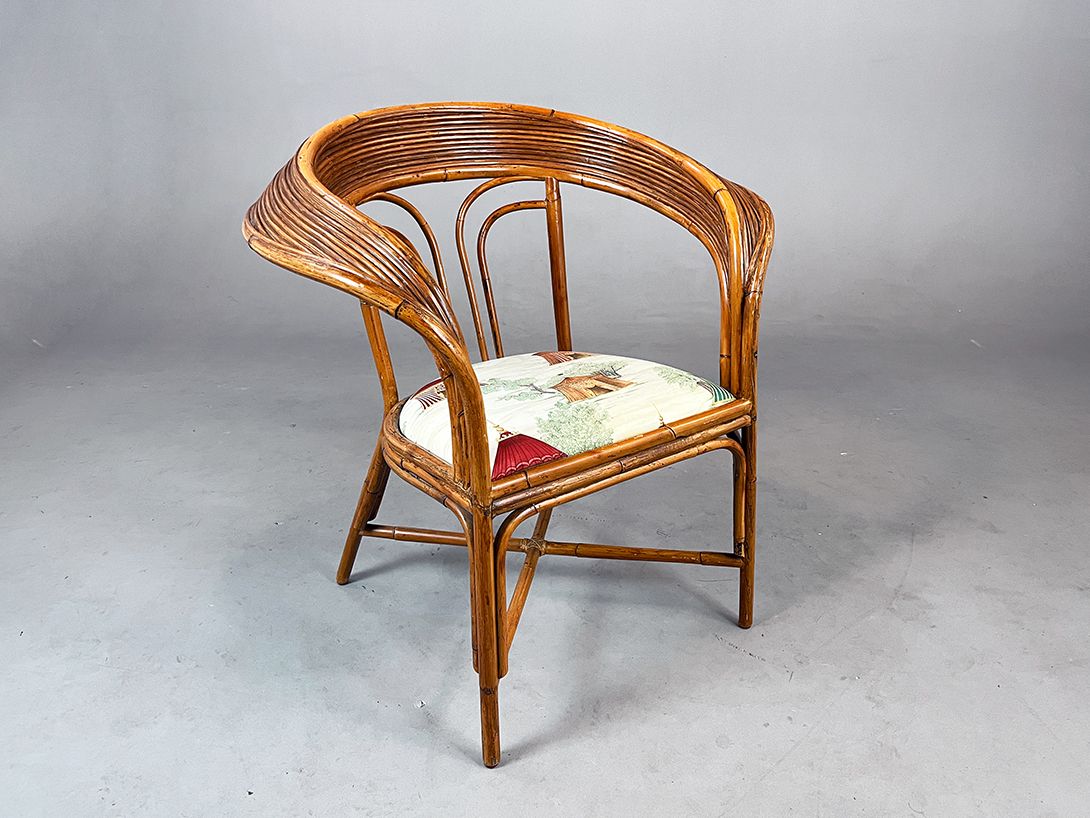 Foto Bentwood Armchair with Small Tents Upholstery