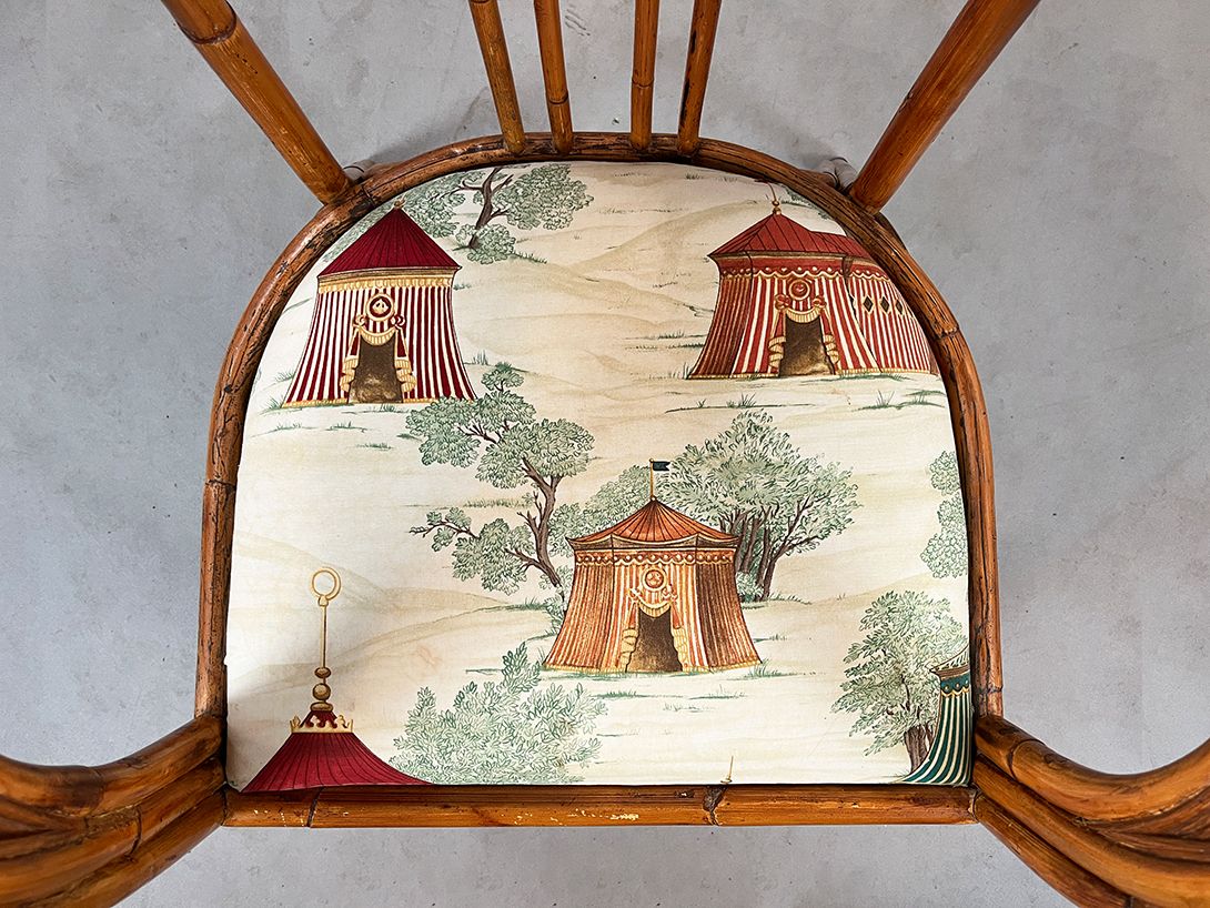 Foto Bentwood Armchair with Small Tents Upholstery
