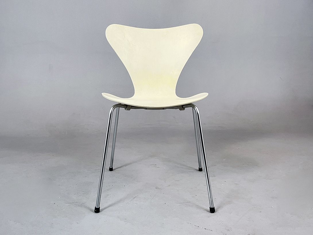 Foto Arne Jacobsen for Fritz Hansen White Butterfly Stacking Chair 3107, Denmark 1970s