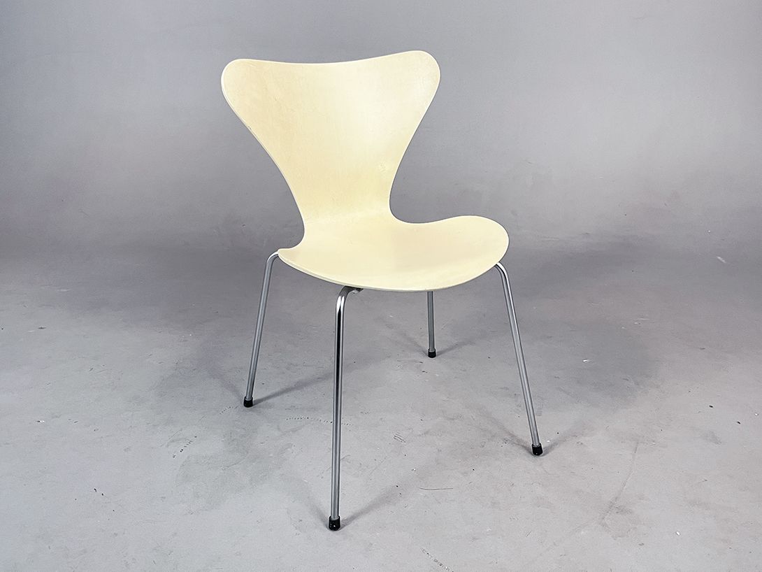 Foto Arne Jacobsen for Fritz Hansen White Butterfly Stacking Chair 3107, Denmark 1970s