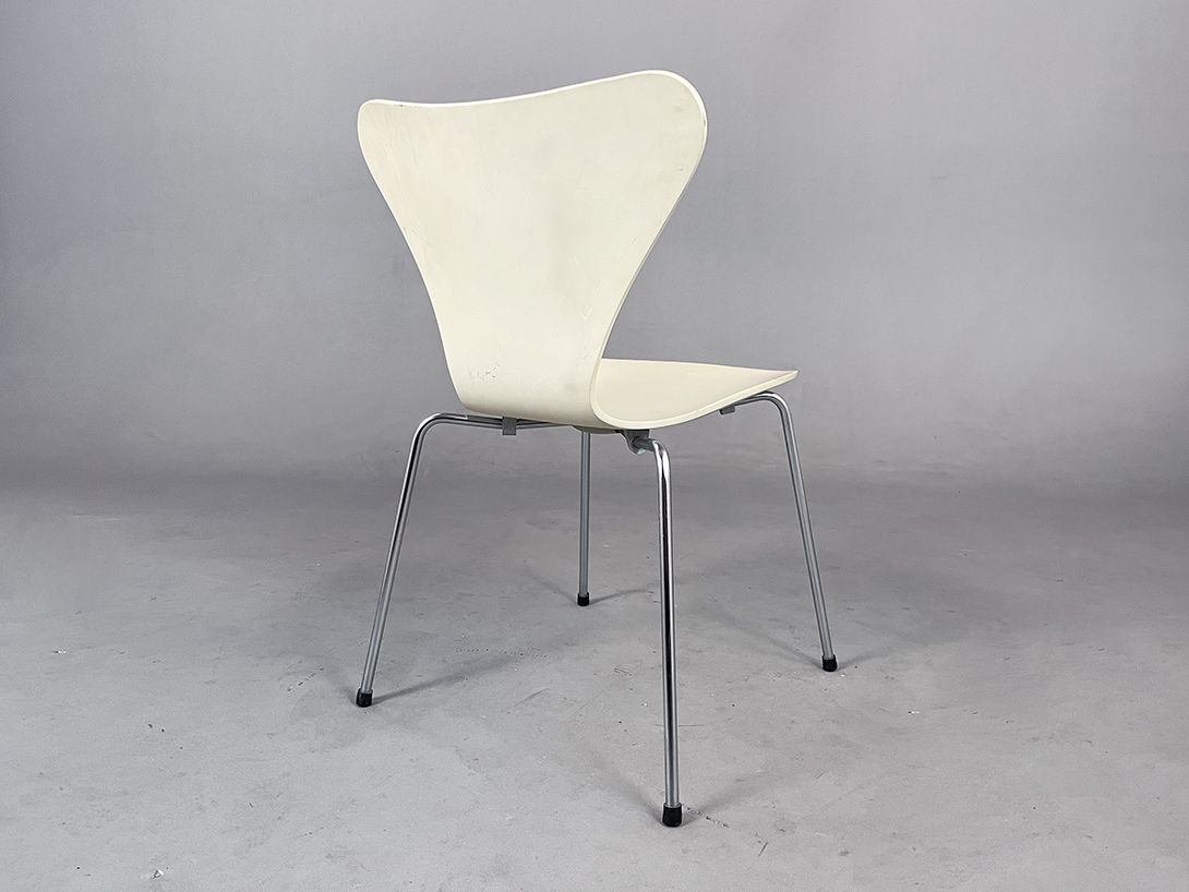 Foto Arne Jacobsen for Fritz Hansen White Butterfly Stacking Chair 3107, Denmark 1970s