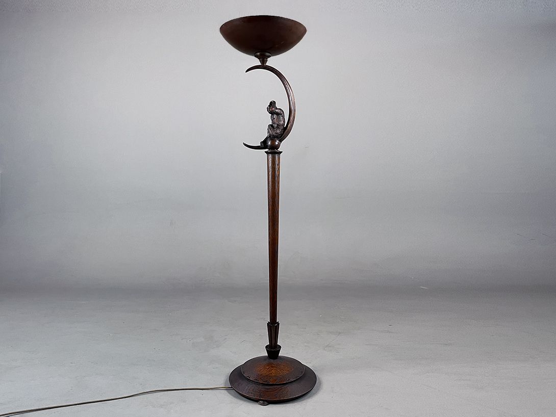 Foto Mysterious Dark Wooden Floor Lamp with carved in Crescent and Monkey h172 D3+