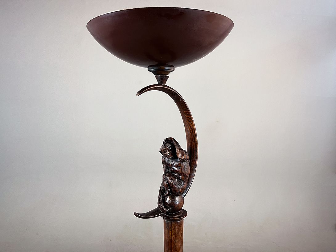 Foto Mysterious Dark Wooden Floor Lamp with carved in Crescent and Monkey h172 D3+