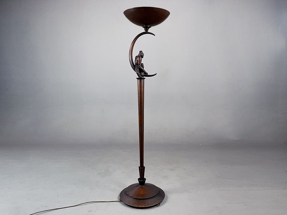 Foto Mysterious Dark Wooden Floor Lamp with carved in Crescent and Monkey h172 D3+