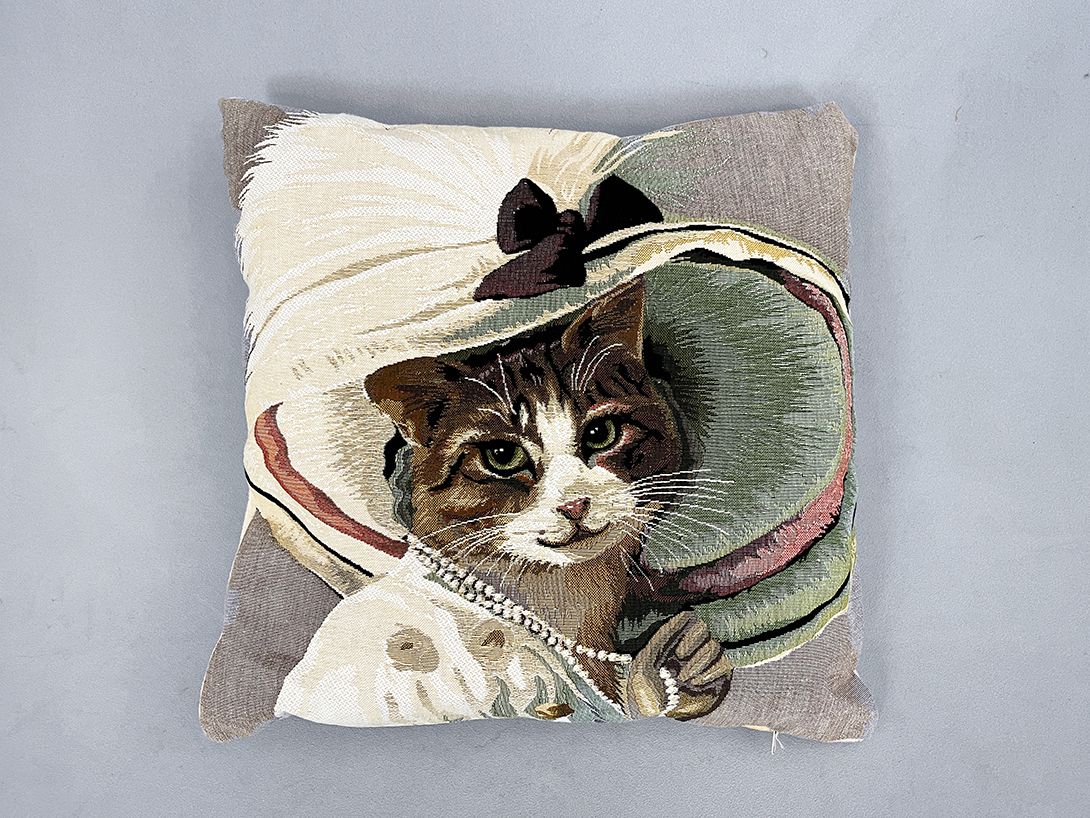 Foto Handmade Pillow with Gorgeous Cat Princess Embroidery h44