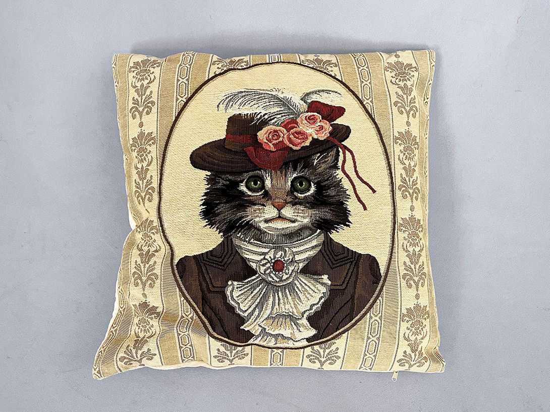 Foto Handmade Pillow with Royal Cat Portrait Embroidery h44