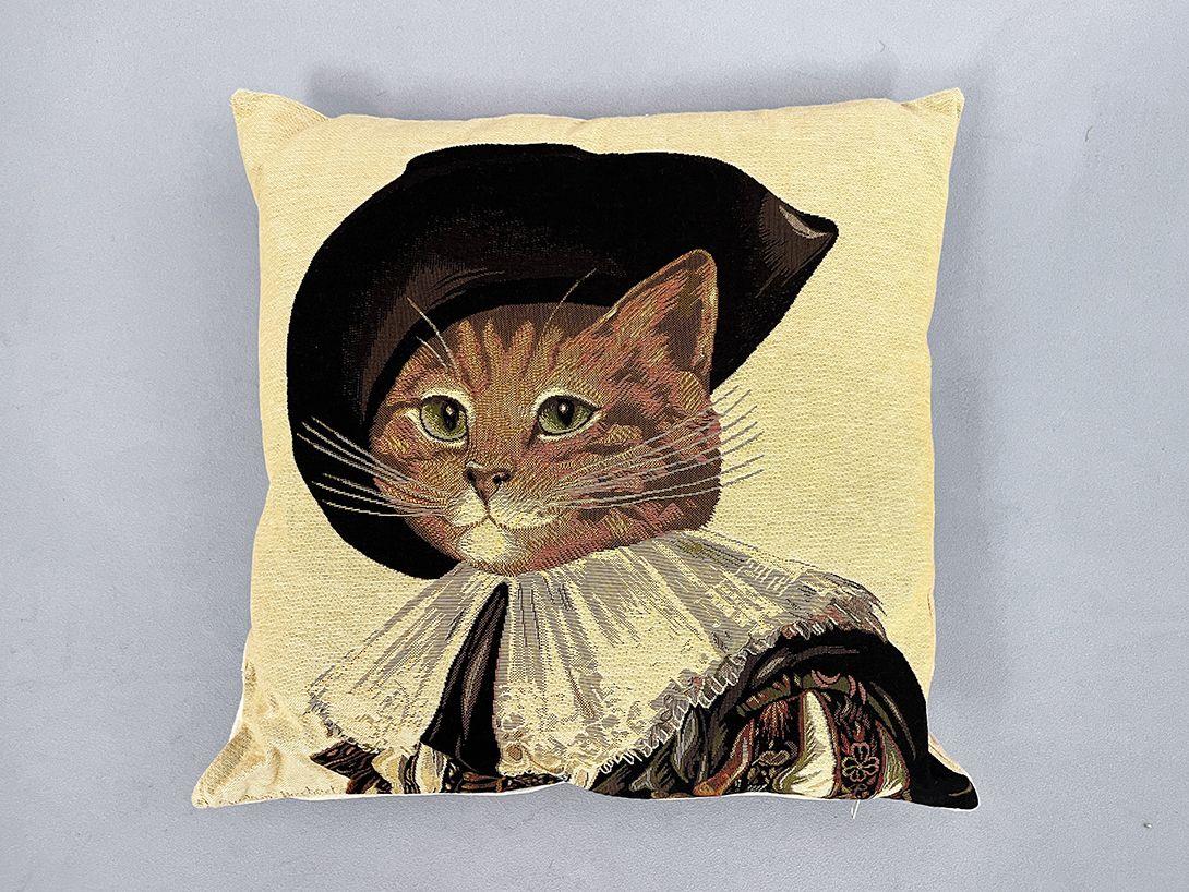 Foto Handmade Pillow with Gourverneur Cat Puss in Boots Embroidery h44