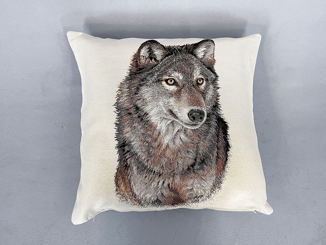 Foto Handmade Pillow with Wolf Dog Embroidery h44