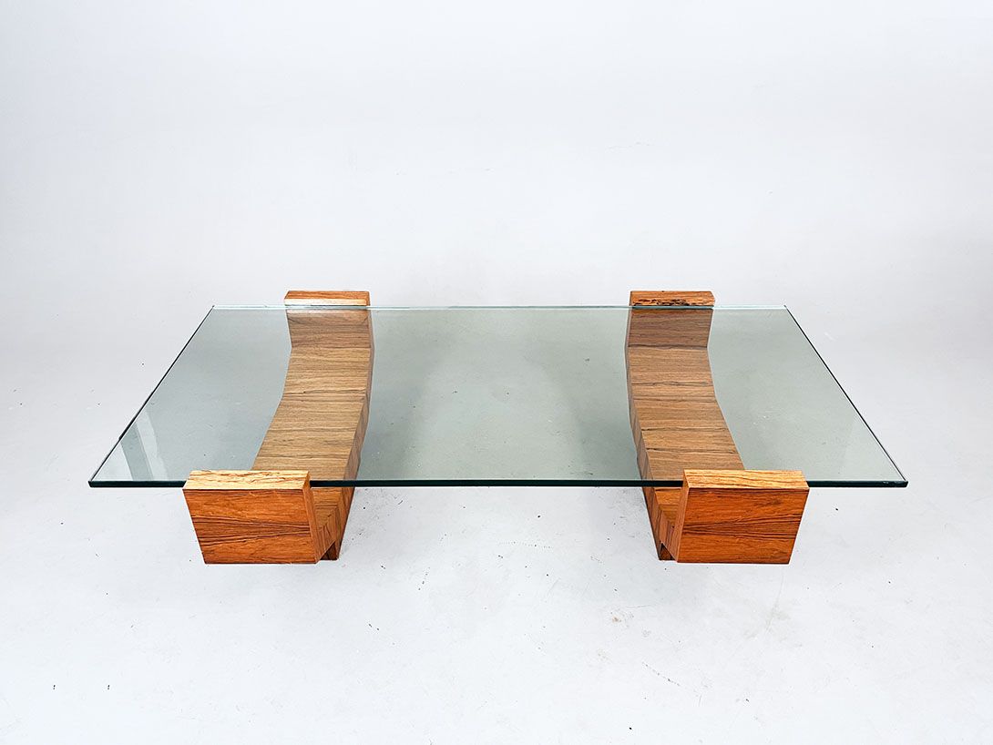 Foto Brutal Minimalist Cubistic Wooden Table with Massive Glass Top h46x170x90