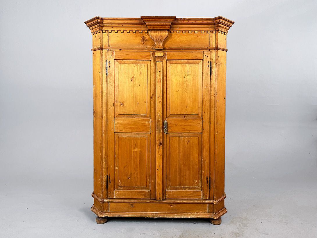 Foto Ancient Wooden Wardrobe h169x125x56