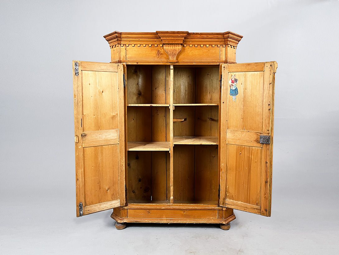 Foto Ancient Wooden Wardrobe h169x125x56