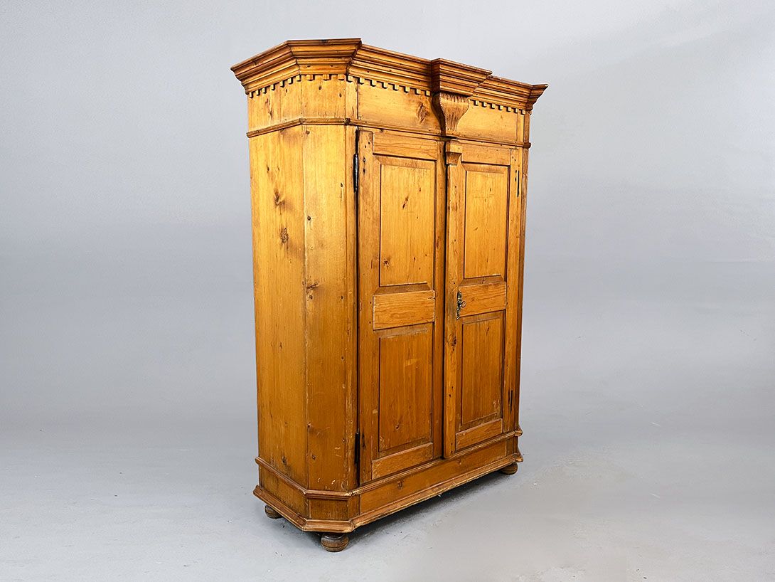 Foto Ancient Wooden Wardrobe h169x125x56